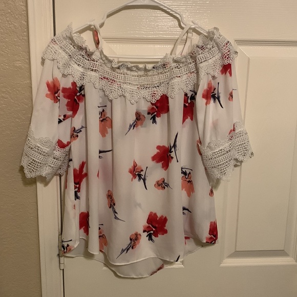 Midcut off shoulder shirt - Picture 3 of 4